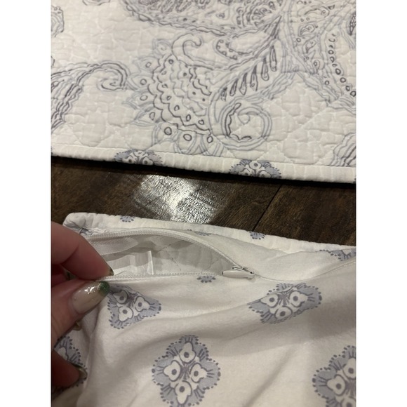 Vera Bradley Gray White Paisley Pillow Shams (2) Zippered Reversible - Picture 5 of 9